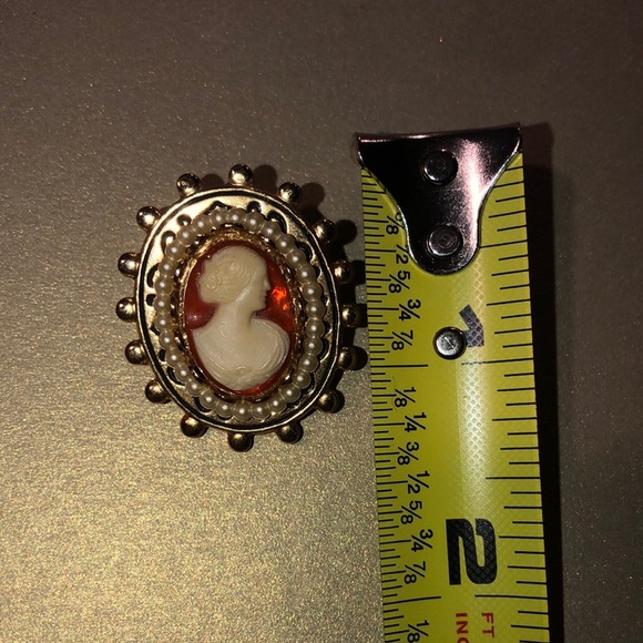 Elegant Victorian Cameo Brooch with Pearl Accents - Picture 7 of 8
